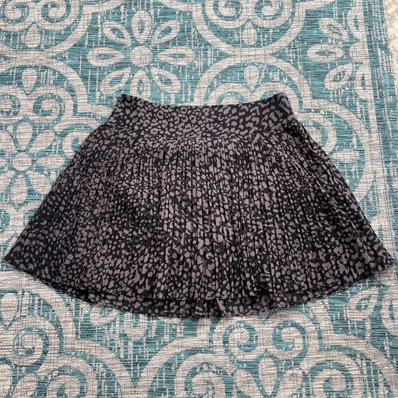 LOFT Leopard Print Pleated Mini Skirt in Black & Gray - Size 10 - Picture 2 of 7